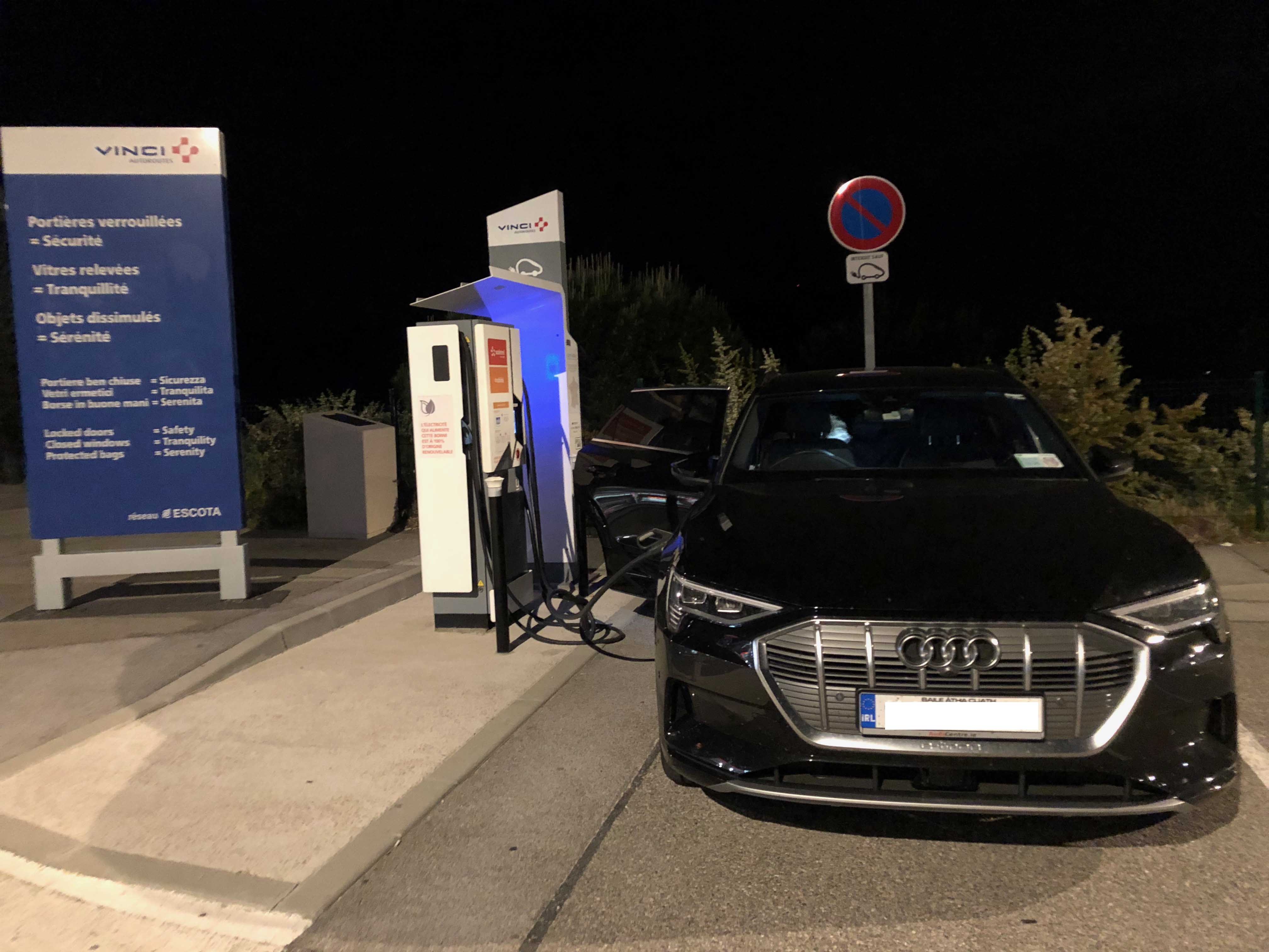 Last charge for the e-tron late at night in the Terrasses de Provence